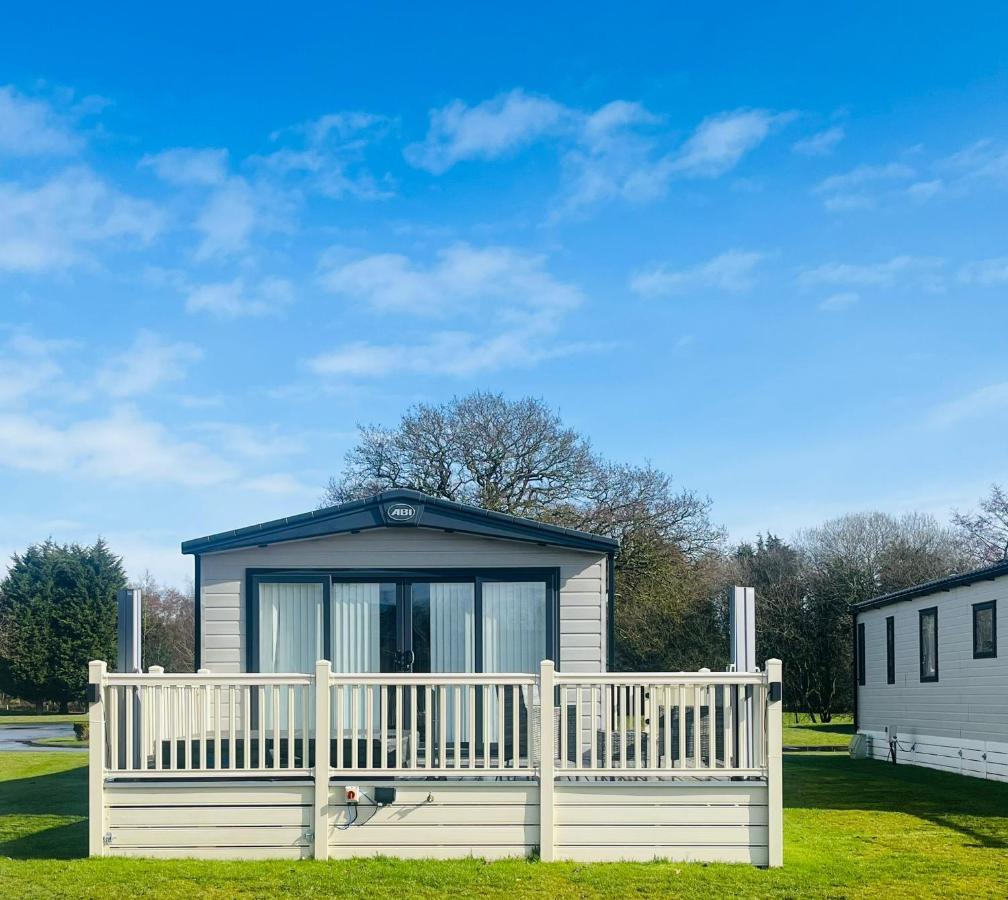 Lakeside Escape With Hot Tub * York