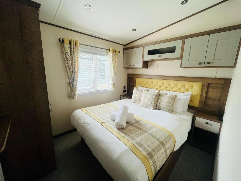 Lakeside Escape With Hot Tub * York