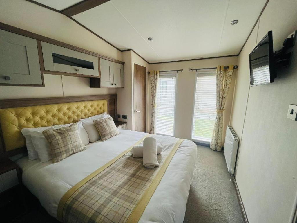 Lodge Lakeside Escape With Hot Tub *