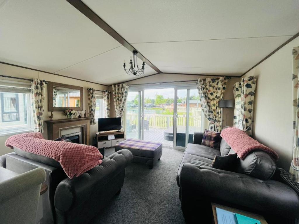 Lodge Lakeside Escape With Hot Tub