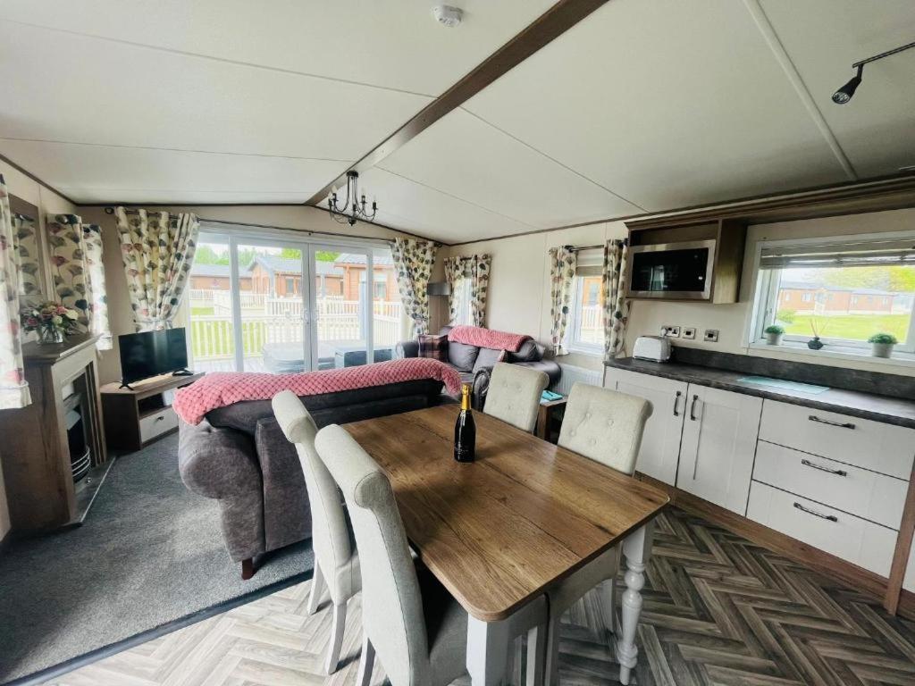 Lakeside Escape With Hot Tub York
