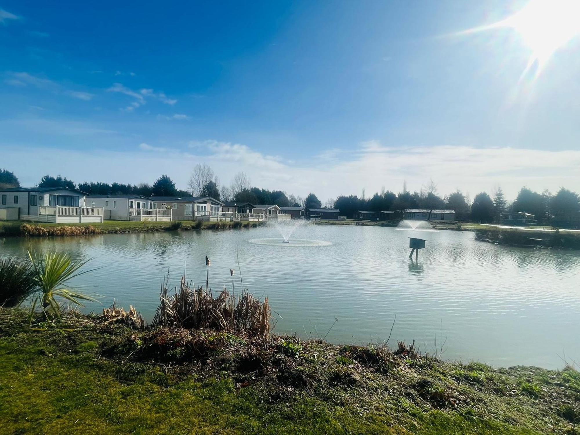 Lakeside Escape With Hot Tub Lodge *