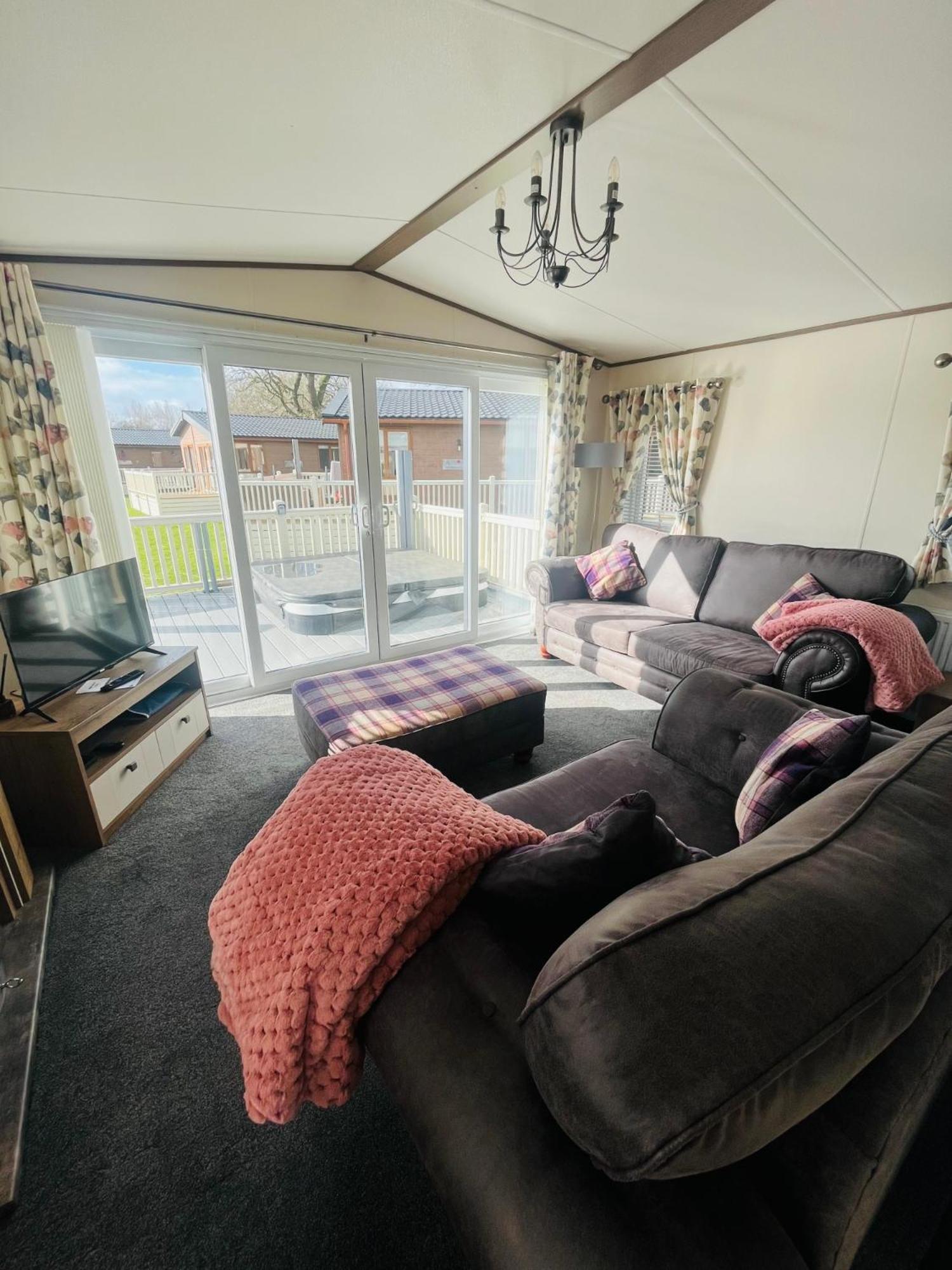 Lodge Lakeside Escape With Hot Tub *