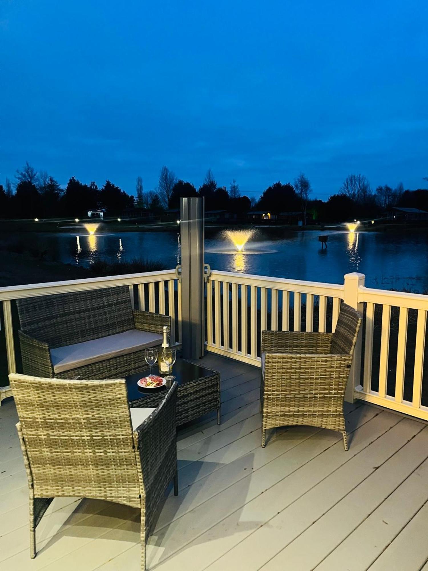 Lodge Lakeside Escape With Hot Tub