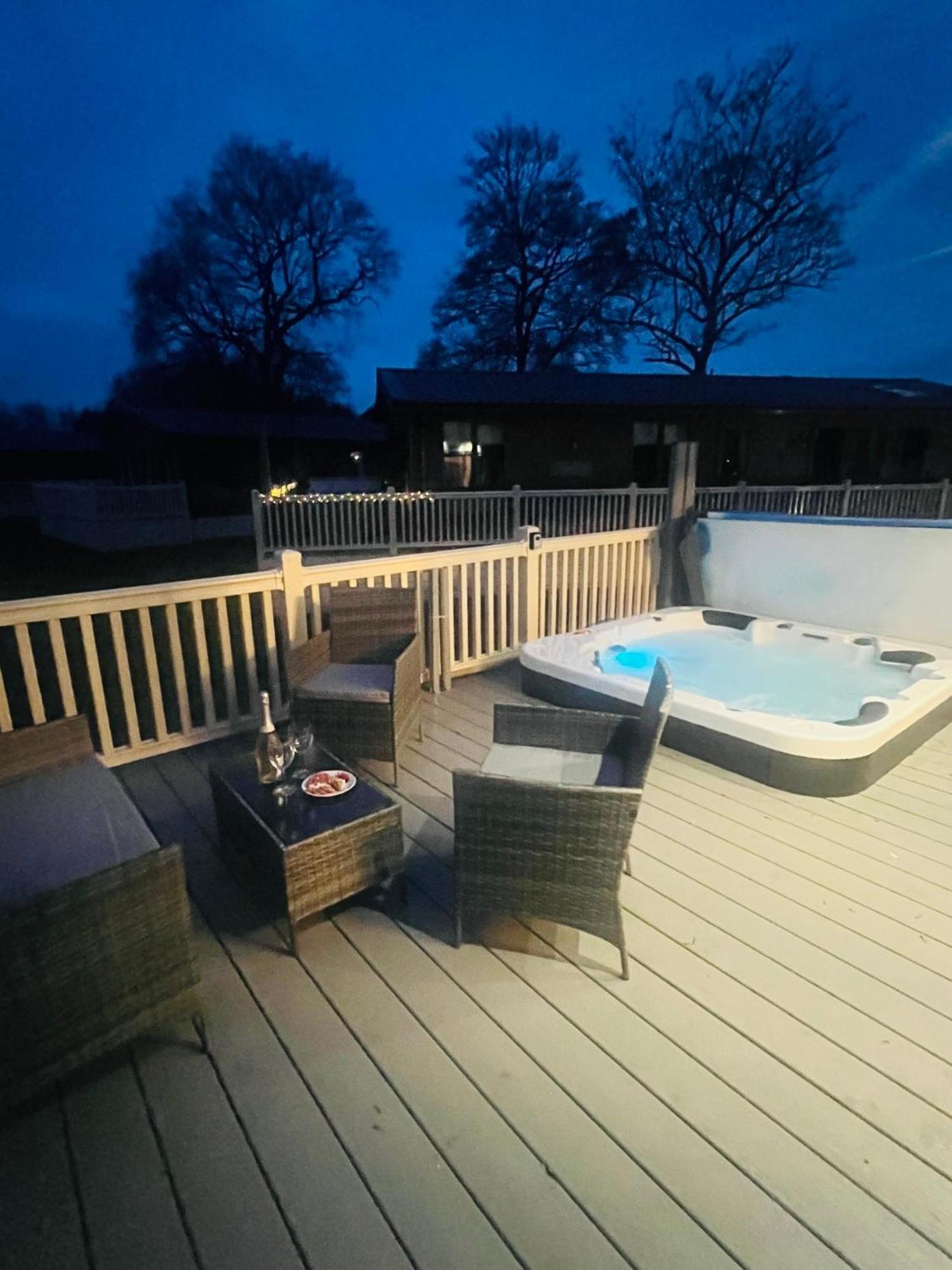 Lodge Lakeside Escape With Hot Tub *