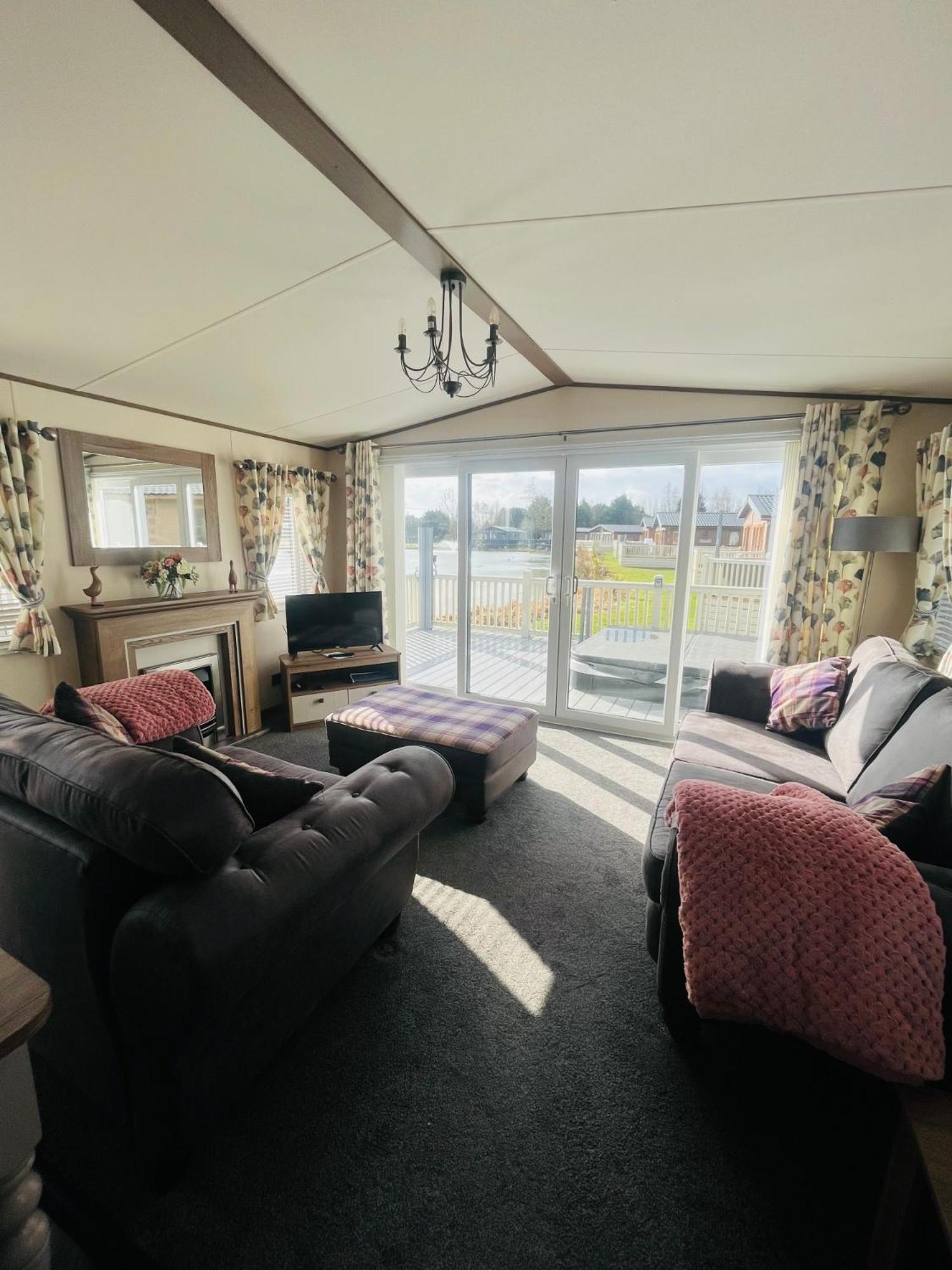 Lakeside Escape With Hot Tub Lodge York